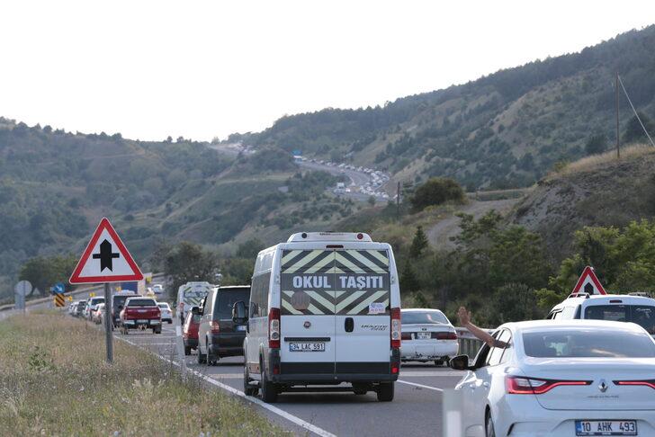 Gerede-Karadeniz bağlantı yolunda tatil dönüşü yoğunluk yaşanıyor G2