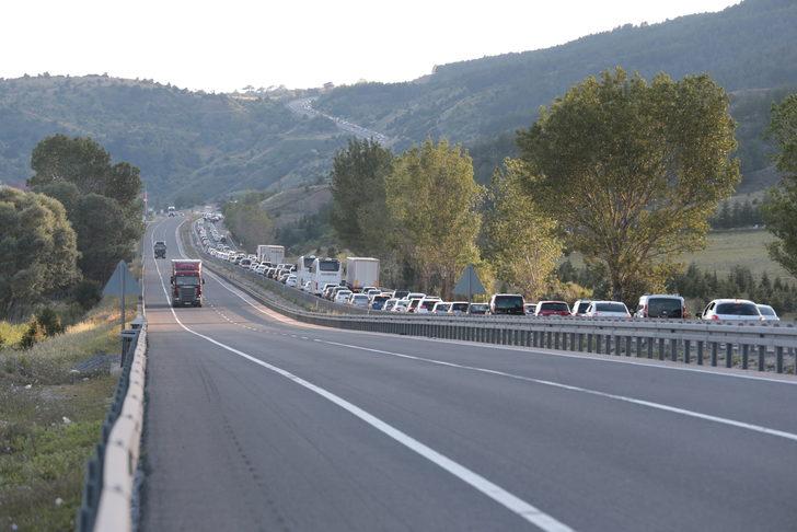 Gerede-Karadeniz bağlantı yolunda tatil dönüşü yoğunluk yaşanıyor G4