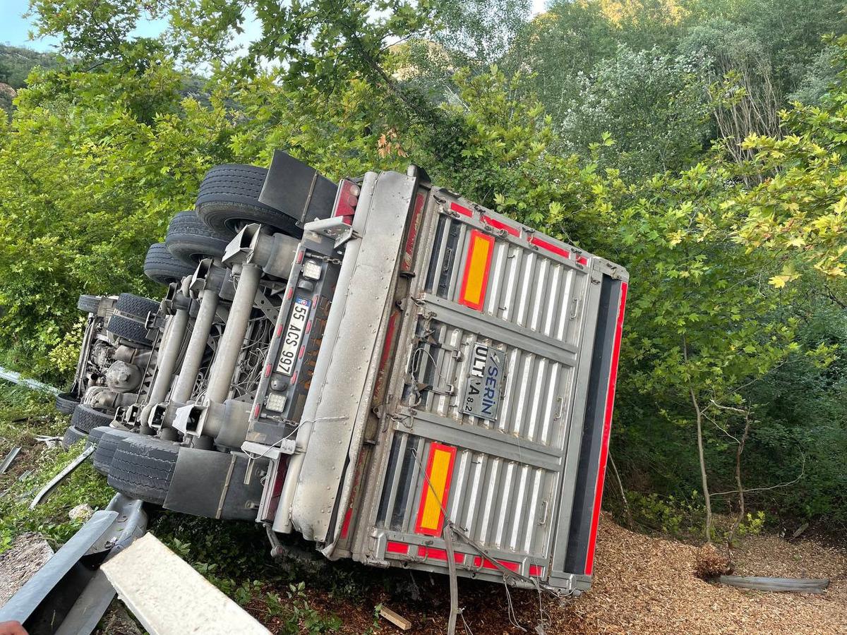 Karab&uuml;k'te devrilen tırın s&uuml;r&uuml;c&uuml;s&uuml; yaralandı