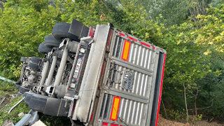 Karabük'te devrilen tırın sürücüsü yaralandı