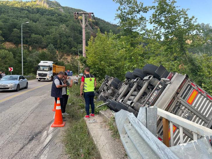 Karabük'te devrilen tırın sürücüsü yaralandı G2