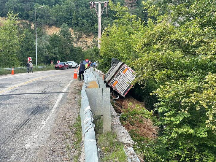 Karabük'te devrilen tırın sürücüsü yaralandı G3