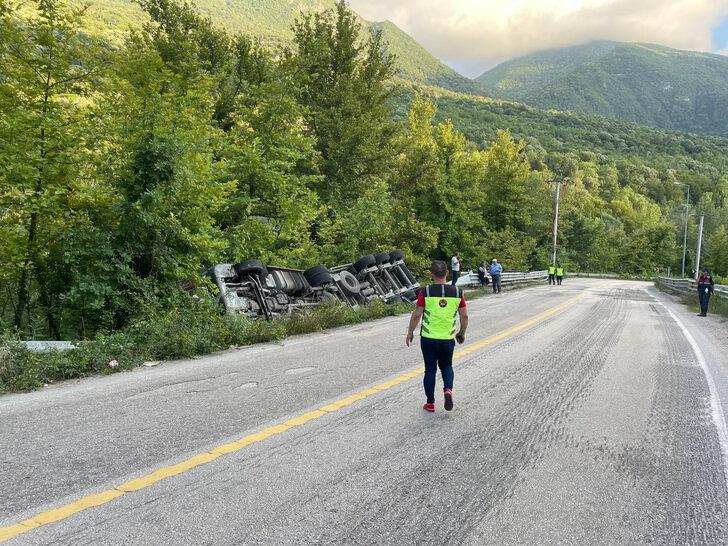 Karabük'te devrilen tırın sürücüsü yaralandı G4