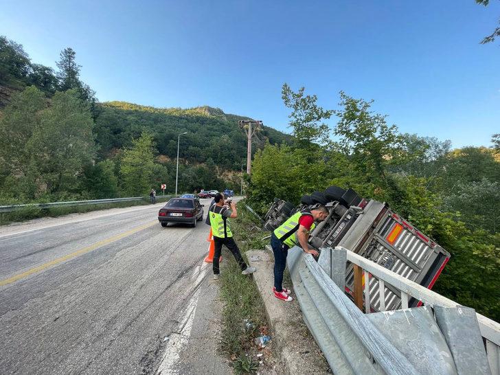 Karabük'te devrilen tırın sürücüsü yaralandı G5