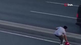 İstanbul'da duygulandıran görüntü! Otoyoldaki Türk bayrağını hayatını riske atarak yerden kaldırdı