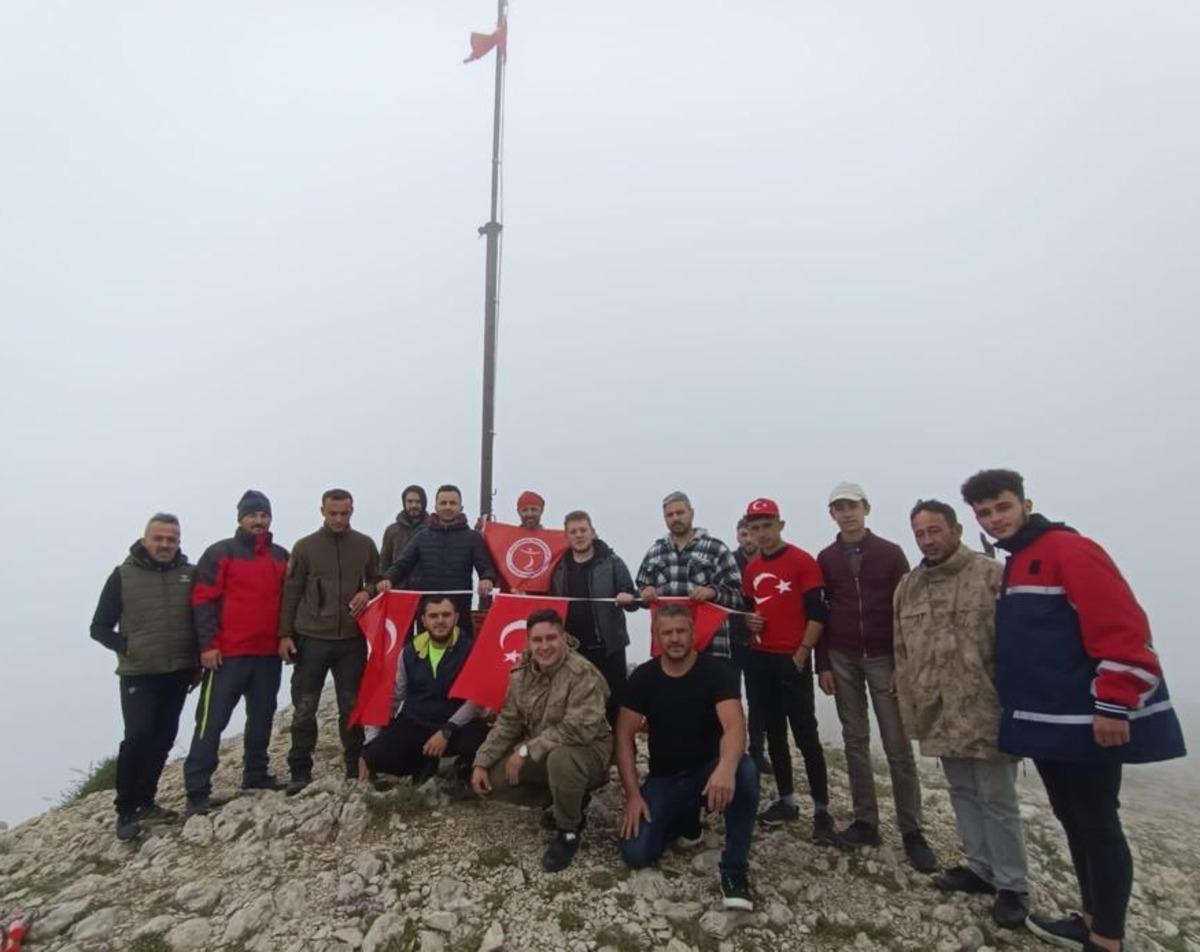 15 Temmuz Şehitleri i&ccedil;in Ilgaz Dağı'nın zirvesine tırmandılar