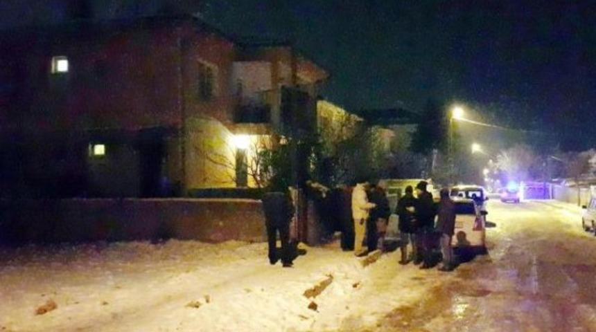 Birbirini bı&ccedil;aklayan baba &ouml;ld&uuml;, oğlu ağır yaralandı