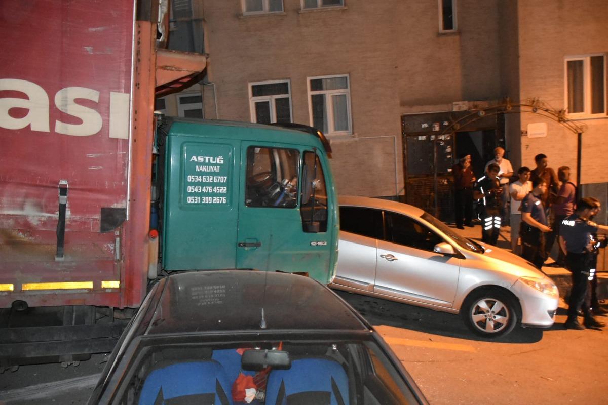 Kırıkkale'de freni boşalan kamyon park halindeki 9 araca &ccedil;arptı