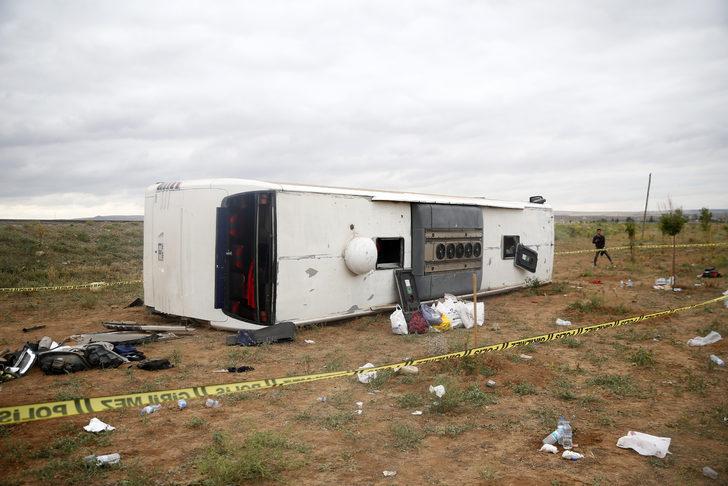 GÜNCELLEME - Kayseri'de şarampole devrilen tur otobüsündeki 30 kişi yaralandı G1