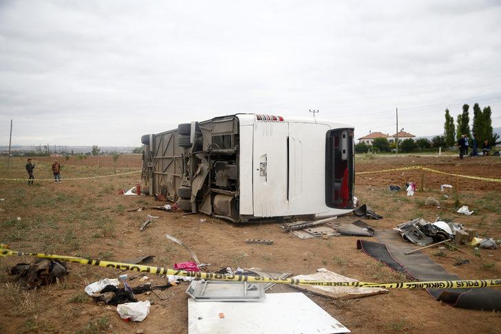 GÜNCELLEME - Kayseri'de şarampole devrilen tur otobüsündeki 30 kişi yaralandı G2