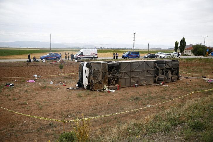 GÜNCELLEME - Kayseri'de şarampole devrilen tur otobüsündeki 30 kişi yaralandı G4