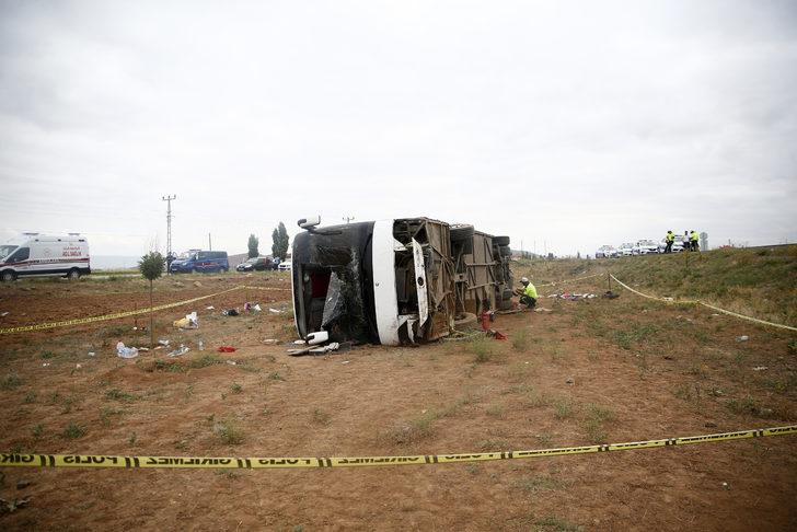 GÜNCELLEME - Kayseri'de şarampole devrilen tur otobüsündeki 30 kişi yaralandı G5