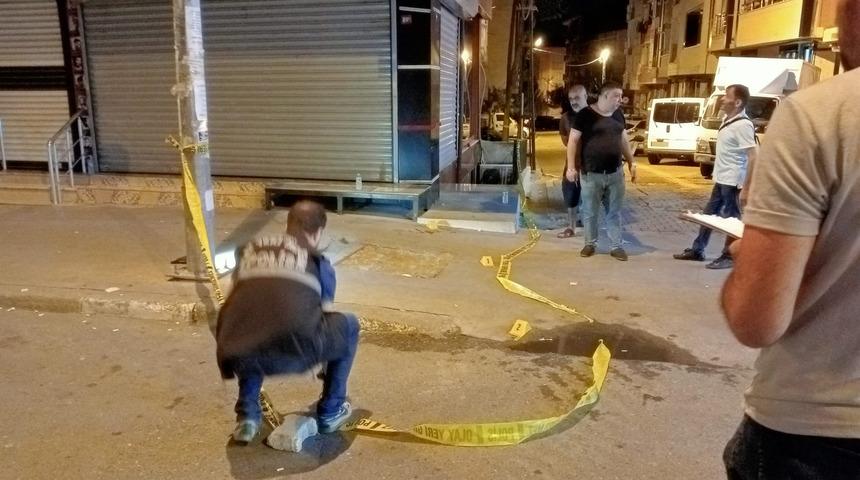 Neye uğradıklarını şaşırdılar! Motosikletli saldırgan 2 kişiye kurşun yağdırdı