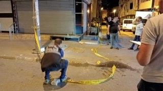 Neye uğradıklarını şaşırdılar! Motosikletli saldırgan 2 kişiye kurşun yağdırdı