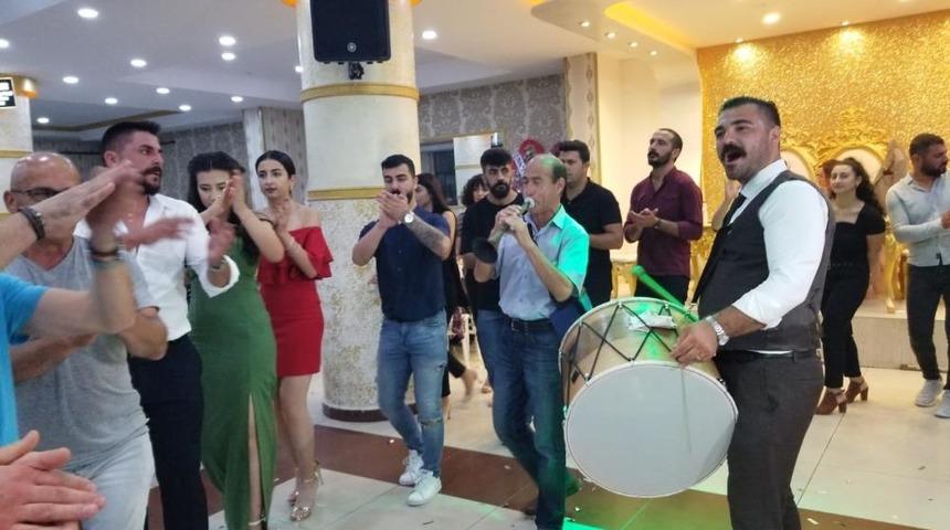 Yok böyle düğün! Damat bir davulcu, bir zurnacı, bir halay başı oldu