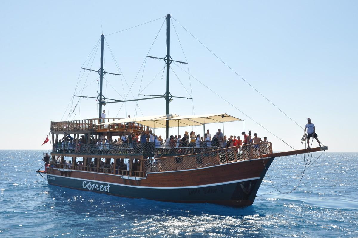 Mersin'de şehit aileleri, gaziler ve polisler i&ccedil;in tekne turu d&uuml;zenlendi