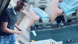 Yer: İstanbul! Otel odasından yola dolar saçıp sosyal medyadan paylaştı