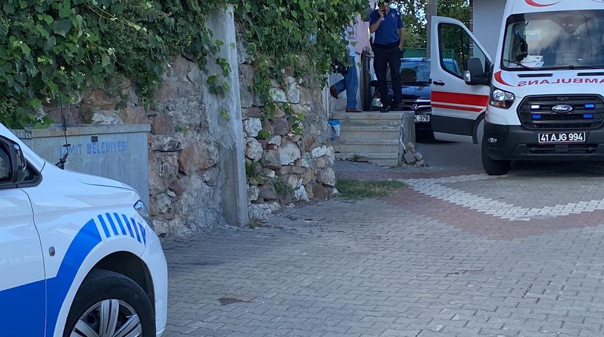 Yaşlı kadın, evin salonunda çıplak halde ölü bulundu