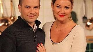 Pınar Altuğ karaya indi! Bol bol güneşlenirken görüntülendi