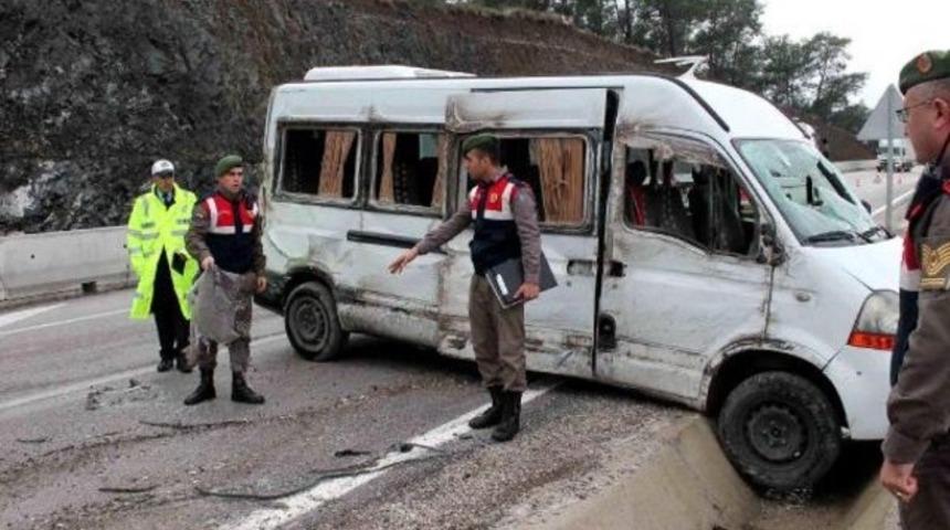 İş&ccedil;i minib&uuml;s&uuml; devrildi: 15 yaralı