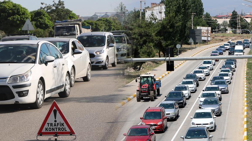 Tatilciler dönüşe geçti! Kilometrelerce araç kuyruğu oluştu