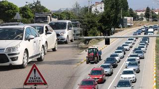 Tatilciler dönüşe geçti! Kilometrelerce araç kuyruğu oluştu