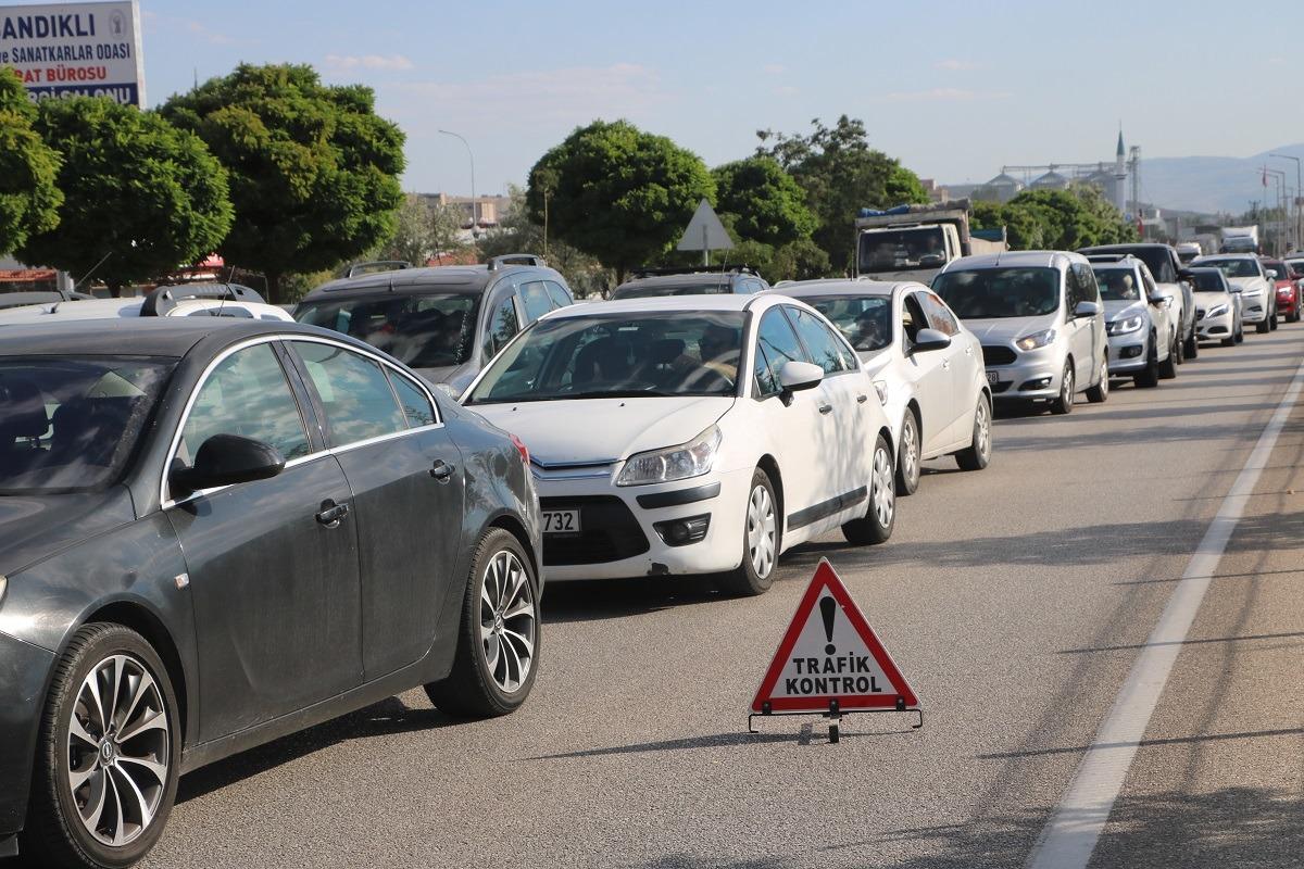 Afyonkarahisar-Antalya kara yolunda tatil d&ouml;n&uuml;ş&uuml; yoğunluğu yaşanıyor