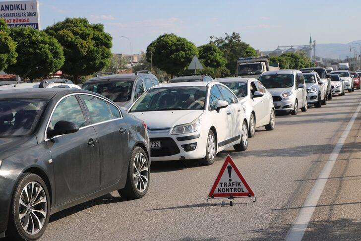 Afyonkarahisar-Antalya kara yolunda tatil dönüşü yoğunluğu yaşanıyor G1