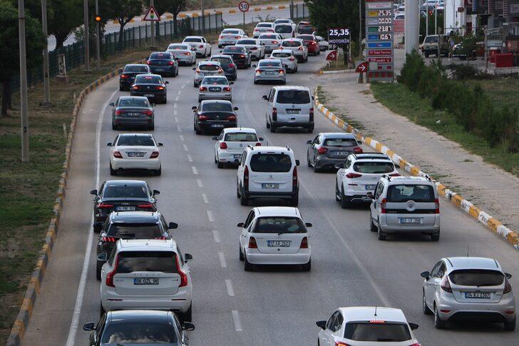 Afyonkarahisar-Antalya kara yolunda tatil dönüşü yoğunluğu yaşanıyor G3