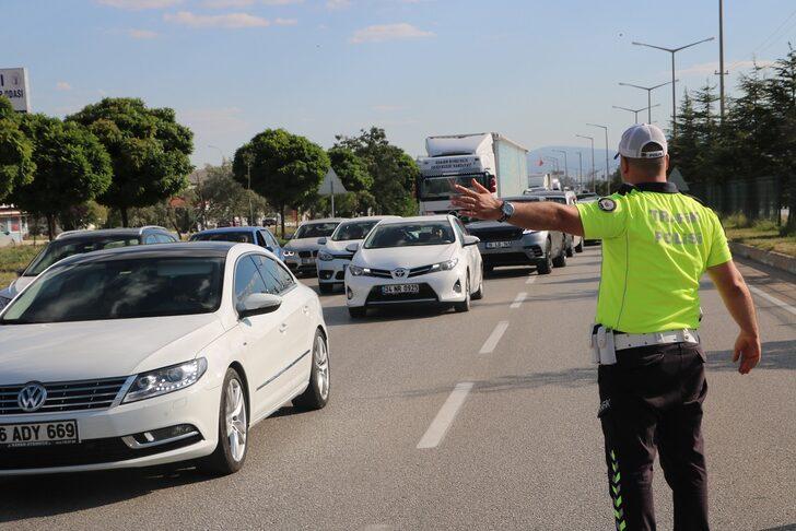 Afyonkarahisar-Antalya kara yolunda tatil dönüşü yoğunluğu yaşanıyor G4