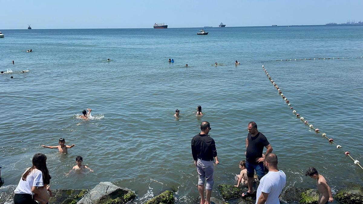 Florya'da kanalizasyondan denize akan kirli su vatandaşları tedirgin ediyor