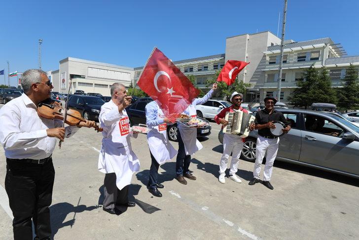 Kapıkule'de gurbetçilere ikramlı karşılama G1