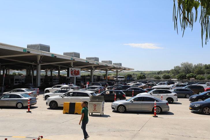 Kapıkule'de gurbetçilere ikramlı karşılama G4