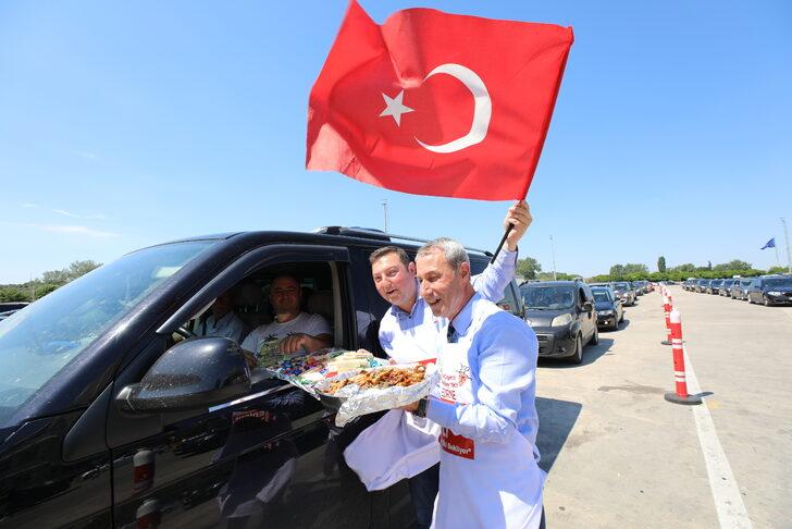 Kapıkule'de gurbetçilere ikramlı karşılama G5