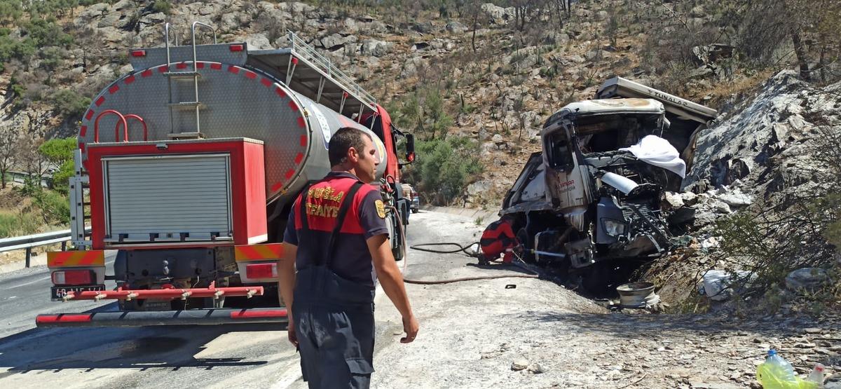 Muğla'da kaza sonrası yanan tırın s&uuml;r&uuml;c&uuml;s&uuml; &ouml;ld&uuml;