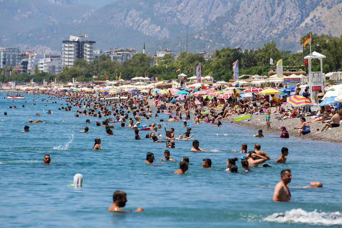 Antalya sahillerinde bayram tatilinin son g&uuml;n&uuml;nde de yoğunluk s&uuml;rd&uuml;