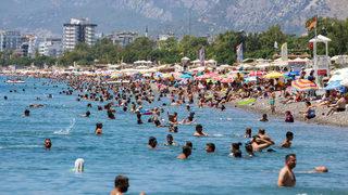 Antalya sahillerinde bayram tatilinin son gününde de yoğunluk sürdü
