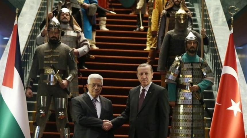 Mahmud Abbas'a saray içinde karşılama töreni