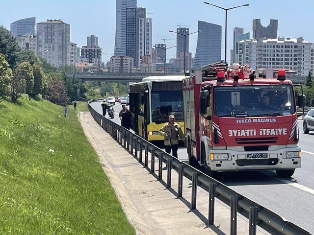 Ümraniye'de arıza yapan İETT otobüsünün motorundan dumanlar yükseldi