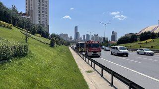 Ümraniye'de arıza yapan İETT otobüsünün motorundan dumanlar yükseldi