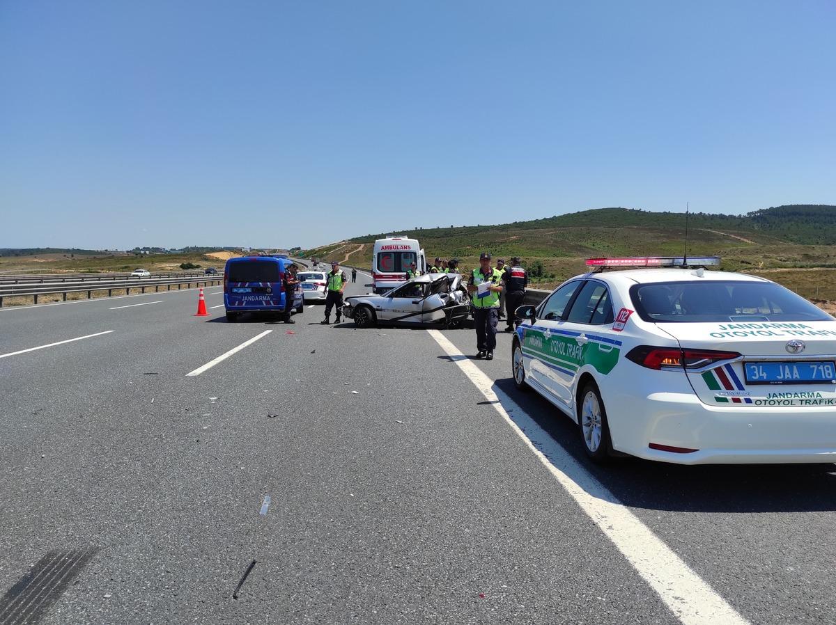 Sancaktepe'de kamyon ile otomobilin &ccedil;arpıştığı kazada 2 kişi yaralandı