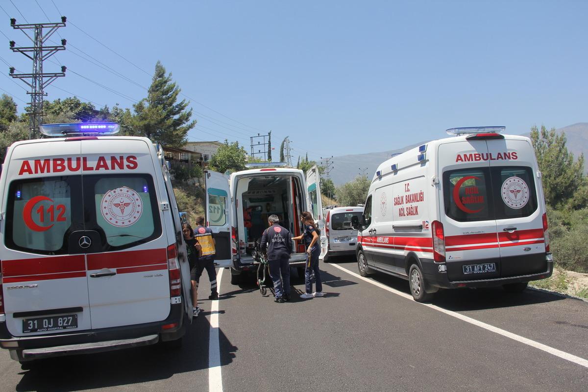 Hatay'da devrilen engelli motosikletindeki 3 kişi yaralandı