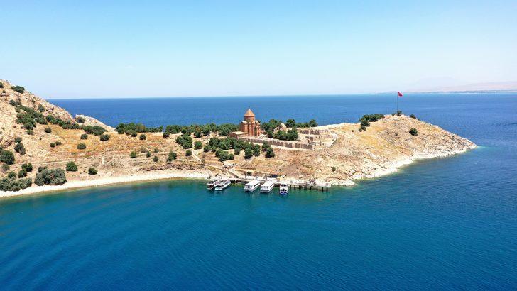 Ağrı Valisi Varol, bir zamanlar terörle anılan Balık Gölü'nde su sporu yaptı G1