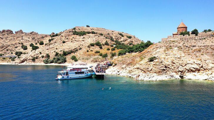 Ağrı Valisi Varol, bir zamanlar terörle anılan Balık Gölü'nde su sporu yaptı G2