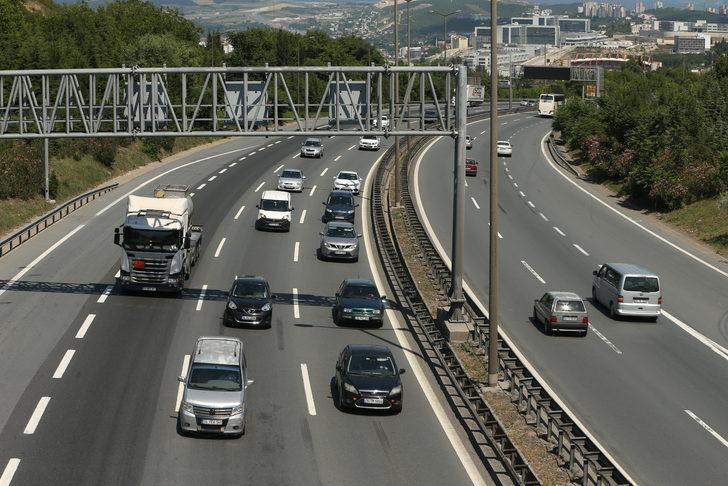 Bayram tatili dönüş rotasındaki Kocaeli'de akıcı trafik yoğunluğu yaşanıyor G3