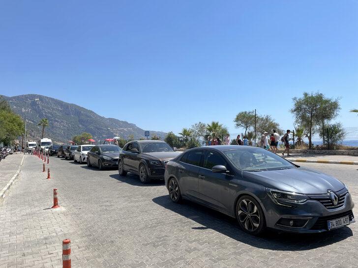 Fethiye'de tatilciler araç kuyruğu oluşturdu G1