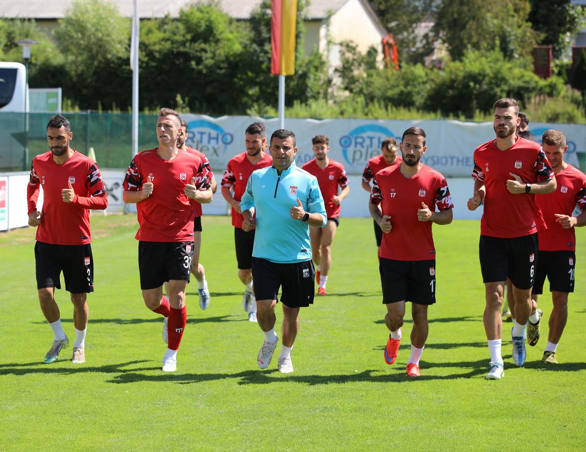 Sivasspor'un yeni sezon hazırlıkları Avusturya'da s&uuml;r&uuml;yor