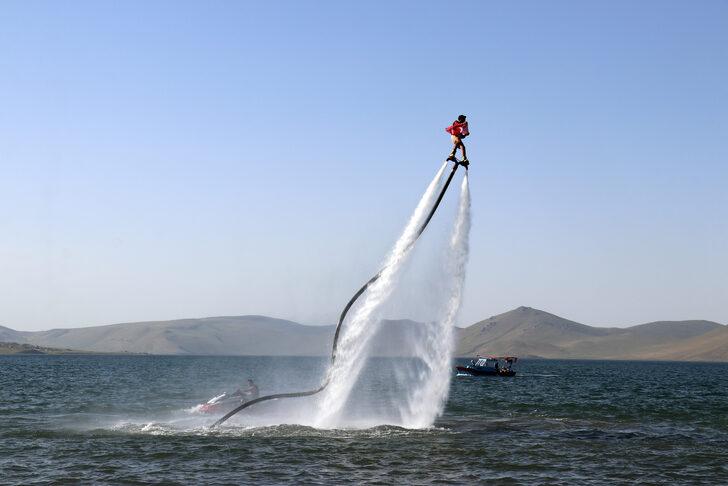 Ağrı Valisi Varol, bir zamanlar terörle anılan Balık Gölü'nde su sporu yaptı G5