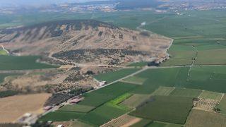 İzmir'de ormanlık alanda çıkan yangına müdahale ediliyor