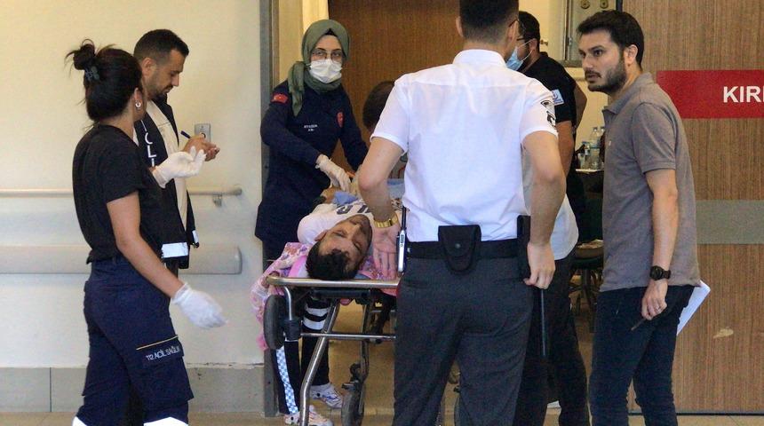 Adana'da evlerinde bı&ccedil;aklı ve silahlı saldırıya uğrayan &ccedil;ift yaralandı